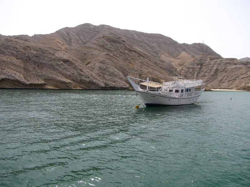 060211_muscat dhow.JPG - Dhow langs de kust van Oman in de buurt van Muscat.